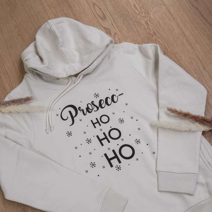 Verbreite festliche Freude mit unserem zauberhaften Weihnachtspullover mit der Aufschrift “Prosecco Ho Ho Ho”!