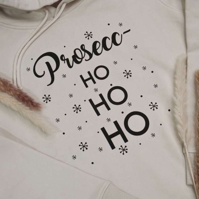 Verbreite festliche Freude mit unserem zauberhaften Weihnachtspullover mit der Aufschrift “Prosecco Ho Ho Ho”!